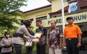 Bertaruh Nyawa Menyelamatkan Siswa SMP 7 Mojokerto, Nelayan Gunungkidul dapat Penghargaan - JPNN.com Jogja