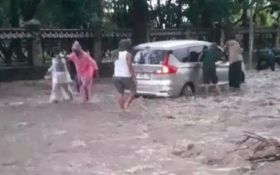 Akses Jalur Pantura Situbondo Tertutup Banjir dengan Material Batu dan Pasir - JPNN.com Jatim