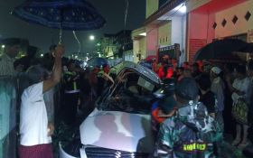 Suzuki Ertiga Tertabrak Kereta di Dupak Surabaya, 7 Penumpang Selamat - JPNN.com Jatim