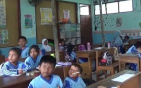 Atap Kelas Rusak, Siswa SDN 3 Grudo Ngawi Terpaksa Belajar di Perpustakaan - JPNN.com Jatim