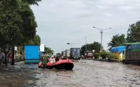 Sinergi TNI-Polri: Gunakan Perahu Karet Evakuasi Pasien di Banjir Semarang - JPNN.com Jateng