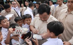 Momen Kocak Presiden Prabowo Menandatangani Sepatu Siswa di Sela Kunjungannya ke Kota Bogor - JPNN.com Jabar