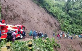 Jalur Akses Gunung Bromo via Malang Terputus Akibat Longsor - JPNN.com Jatim