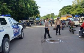 Jalan Berlubang Merenggut Nyawa, Pasutri Terjatuh, Istri Tewas Terlindas Truk di Semarang - JPNN.com Jateng