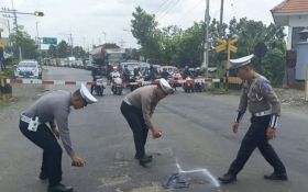 Cegah Kecelakaan Lalu Lintas, Polres Mojokerto Tandai Jalan Berlubang - JPNN.com Jatim