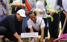 Datang ke Bogor, Menteri Hanif Faizol Tinjau Pengelolaan Sampah dan Tanam Pohon di SMAN 1 Sukaraja - JPNN.com Jabar