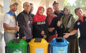 HPSN 2025, Le Minerale Bagikan Puluhan Tempat Sampah untuk Sekolah di Bogor - JPNN.com Jabar