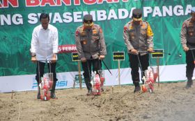 Sultan HB X Mendampingi Kapolri Tanam Jagung di Bantul - JPNN.com Jogja