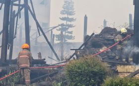 Bangunan Bekas Rumah Makan di Bandung Hangus Terbakar saat Hujan Lebat - JPNN.com Jabar