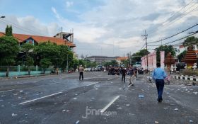 Disemprot Water Cannon, Ratusan Mahasiswa yang Demo di DPRD Jatim Bubar Barisan - JPNN.com Jatim