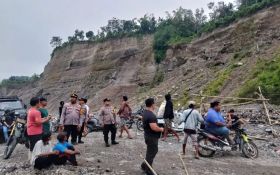 2 Pencari Pasir Tertimbun Tanah Longsor dari Tebing di Blitar - JPNN.com Jatim