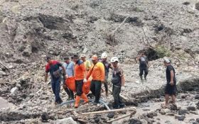 1 Korban Tebing Longsor di Blitar Ditemukan Meninggal Tertimbun 5 Meter - JPNN.com Jatim