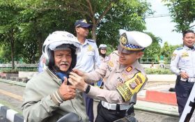 Tak Cuma Menilang, Polisi di Bantul Bagikan Helm Gratis  - JPNN.com Jogja