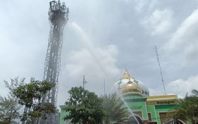 Menara Masjid Agung Darussalam Bojonegoro Kebakaran, Sisa Kerangka - JPNN.com Jatim