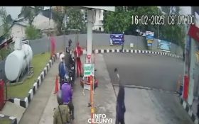 Diduga ODGJ, Mak-mak Bawa Celurit Kejar Petugas SPBU di Cinunuk - JPNN.com Jabar