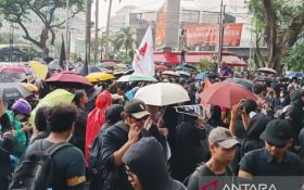 Demonstrasi Indonesia Gelap: Demonstran Tak Takut Hujan, Logistik Mengalir - JPNN.com Jakarta