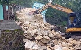 Longsor, Batu Raksasa Hancurkan Rumah dan Kios Milik Warga di Ponorogo - JPNN.com Jatim