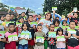 Perangi Buta Huruf, Broker Octa Bangun Perpustakaan Mini di Sekolah Pedesaan - JPNN.com Jatim