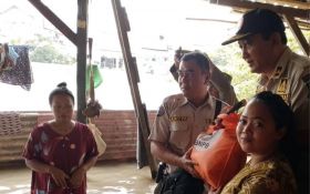 30 Rumah di Karang Pilang Terendam Banjir Akibat Luapan Air Sungai - JPNN.com Jatim