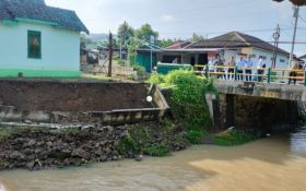 Hujan Lebat, Talud Sungai Celeng Bantul Ambruk - JPNN.com Jogja