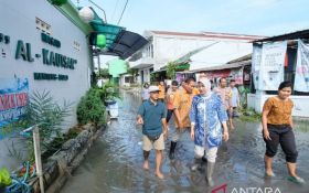 Tengah Malam, Banjir Melanda Solo, Warga Mengungsi - JPNN.com Jateng