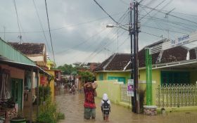 Luapan Sungai Bengawan Solo Sebabkan 2 Kelurahan di Bojonegoro Banjir - JPNN.com Jatim