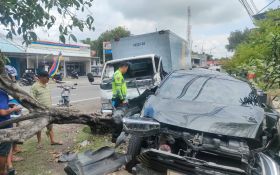 Hilang Kendali, Truk Tabrak Pohon & Minibus Sedang Parkir di Madiun - JPNN.com Jatim