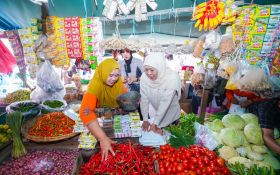 Khofifah Imbau Masyarakat Tidak Panic Buying, Stok Pangan Jatim Aman Jelang Ramadan - JPNN.com Jatim