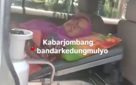 Viral Nenek Terbaring di Ambulans Demi Pupuk Subsidi, Petani Keluhkan Aturan Rumit - JPNN.com Jatim