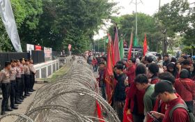 Kantor Pertamina di Surabaya Digeruduk Mahasiswa, Tuntut Korupsi Minyak Diusut Tuntas - JPNN.com Jatim