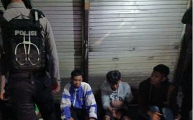 Polisi Gagalkan Aksi Perang Sarung di Morokrembangan, 4 Pemuda Ditangkap - JPNN.com Jatim