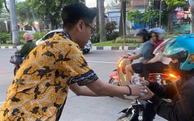 Momen Ramadan, Golkar Surabaya Bagikan Ratusan Takjil ke Warga - JPNN.com Jatim