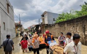 Rumah Zakat Kirim Sukarelawan untuk Evakuasi Warga Terdampak Banjir Jabodetabek - JPNN.com Jabar