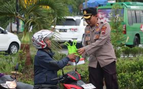 Peduli Sesama, Polres Demak Bagikan Takjil dan Borong Dagangan PKL - JPNN.com Jateng