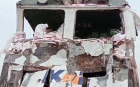 KA Kartanegara Tabrakan dengan Truk di Kediri, 1 Petugas Kereta Terluka - JPNN.com Jatim