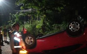 Kaca Berembun, Mobil Tabrak Pembatas Jalan Hingga Terbalik di Wiyung Surabaya - JPNN.com Jatim