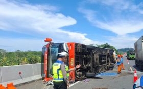 Bus Rosalia Indah Kecelakaan di Tol Semarang-Batang, 3 Penumpang Luka-luka - JPNN.com Jateng