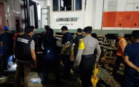 Pergi Tarawih, Petugas KAI Tertabrak Kereta Sebrangi Rel di Stasiun Surabaya Kota - JPNN.com Jatim