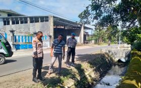 Bersih-Bersih Rumput, Warga Kediri Digegerkan Penemuan Bayi Tewas di Selokan - JPNN.com Jatim