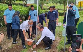 Berantas Alih Fungsi Lahan, Zulkifli Hasan dan Hanif Faisol Segel Gunung Geulis Country Club Bogor - JPNN.com Jabar