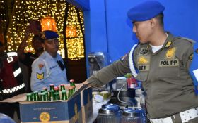 Satpol PP Surabaya Sita 76 Botol Miras yang Dijual Saat Ramadan    - JPNN.com Jatim