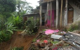 Hujan Deras Picu Longsor di Temanggung, Tiga Rumah Rusak, Akses Jalan Terputus - JPNN.com Jateng