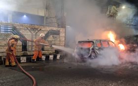 Mobil Rental Ludes Terbakar di Pucang Surabaya, Hanya Sisa Kerangka - JPNN.com Jatim