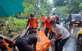 Kecelakaan Maut di Blega, Truk Tabrak Pohon & Terjun ke Parit, Sopir Tewas Terjepit - JPNN.com Jatim