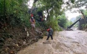 Jembatan Putus di Ponorogo, Warga Terisolasi, Anak Sekolah Digendong Sebrangi Sungai - JPNN.com Jatim