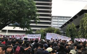 Demo Tolak UU TNI di Semarang Sempat Memanas, 4 Mahasiswa Ditangkap Polisi - JPNN.com Jateng