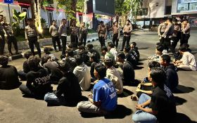 34 Pemuda di Surabaya Ditangkap Polisi Akibat Konvoi & Nyalakan Flare di Jalanan - JPNN.com Jatim