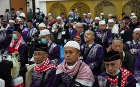 Pesan Mendalam Aep Syaepuloh untuk 2.086 Calhaj Karawang - JPNN.com Jabar