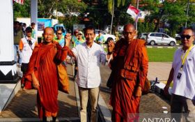 36 Biksu Thudong Singgah di Batang, Wabup Suyono Minta Doa - JPNN.com Jateng