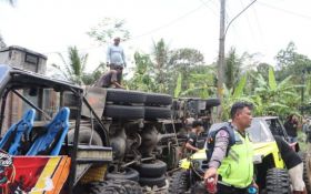 Tragedi di Turunan Kalijambe Purworejo: Truk Seruduk Minibus, 11 Orang Tewas - JPNN.com Jateng